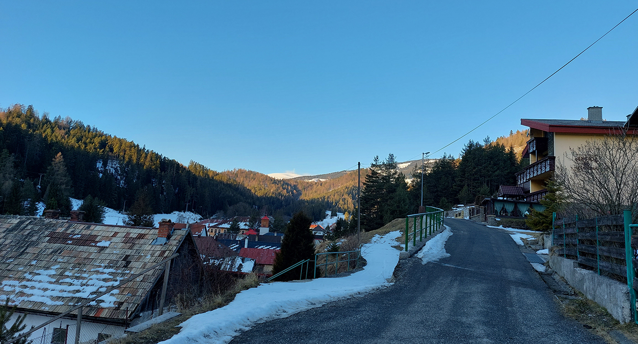 Viac_posypu_ako_snehu_vo_Vernári,_vzadu_svieti_Hoľa.