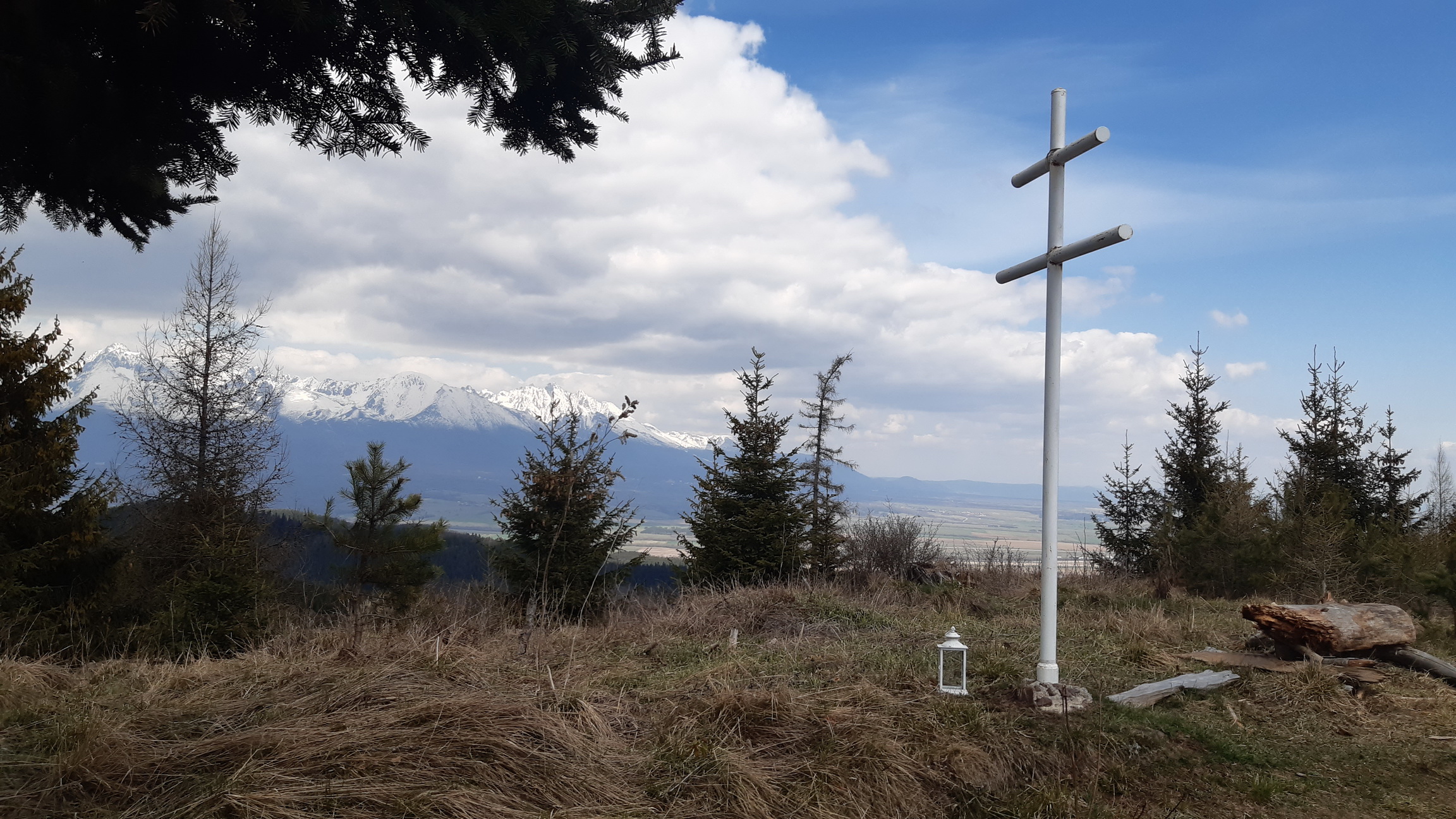 Krížový_vrch_(1100)_a_výhľad_na_Tatry