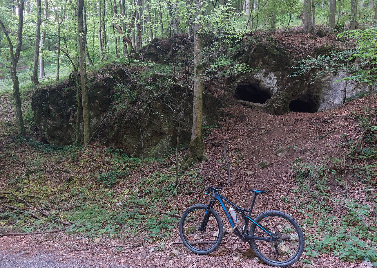 Dole_Sásovskou_aj_popri_jej_malých_jaskyniach...